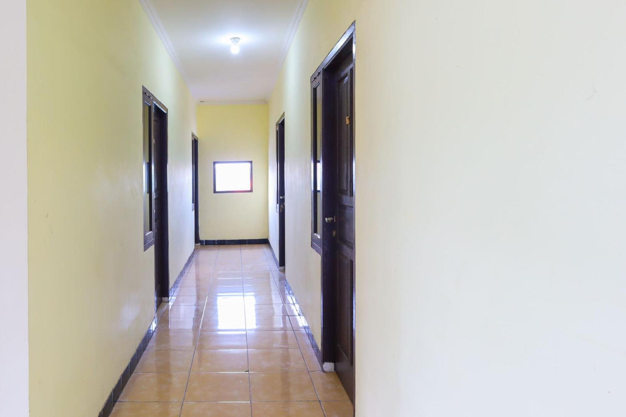 Hotel Oyo Life 2590 Kost Assirot 2*